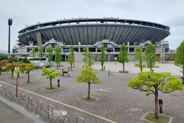 坊っちゃんスタジアムの外観と正面広場