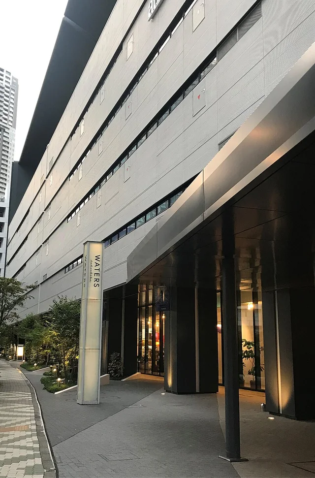 JR東日本四季劇場［春］［秋］が入るウォーターズ竹芝シアター棟の外観