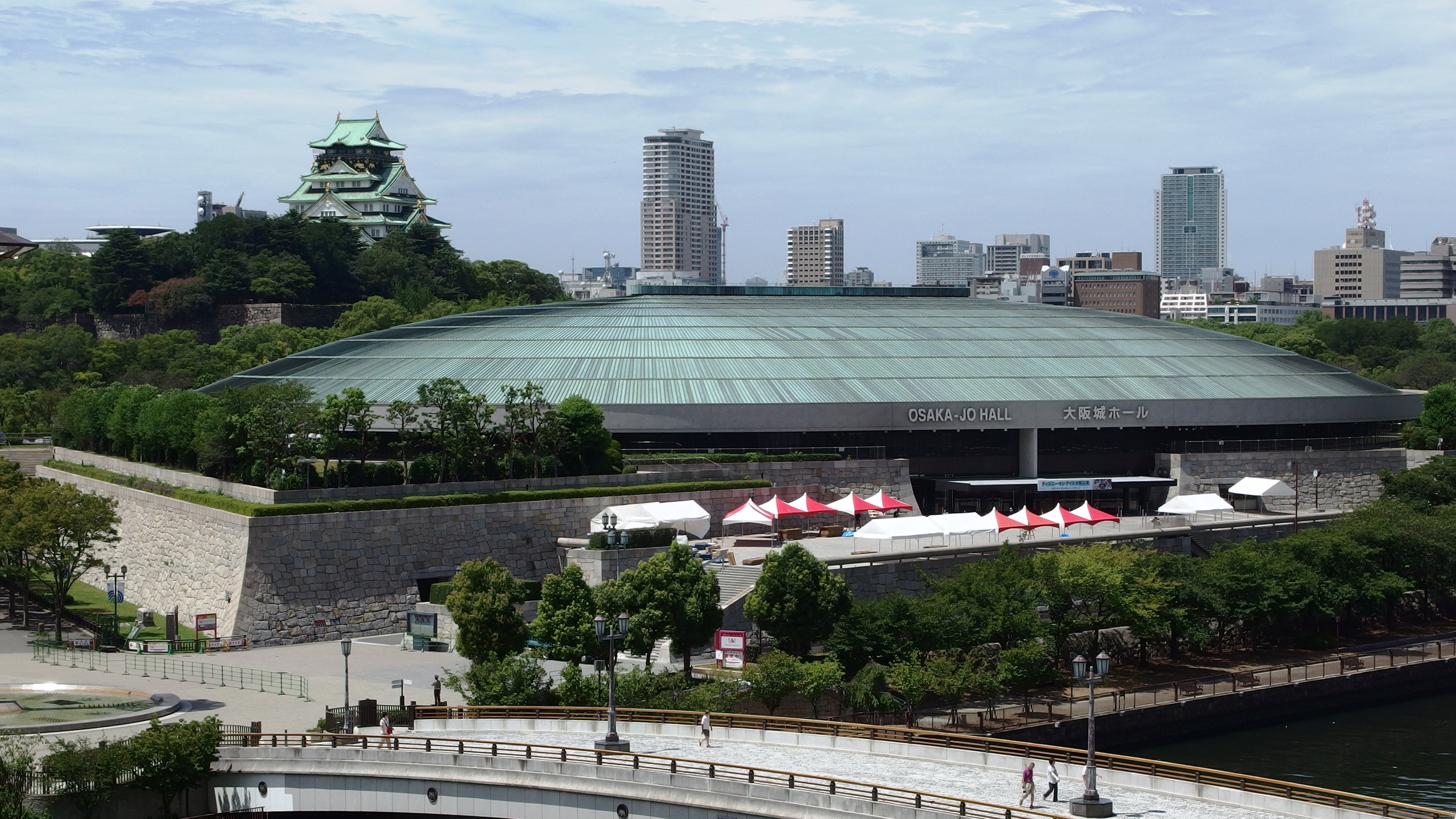 大阪城ホールと大阪城の風景